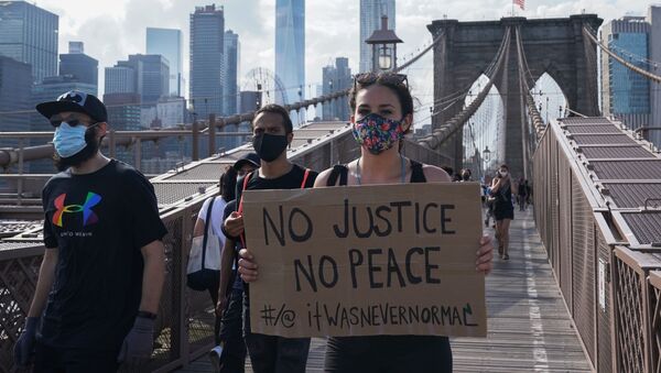 Участники протеста, вызванного смертью афроамериканца Джорджа Флойда, на одной из улиц Нью-Йорка - Sputnik 日本