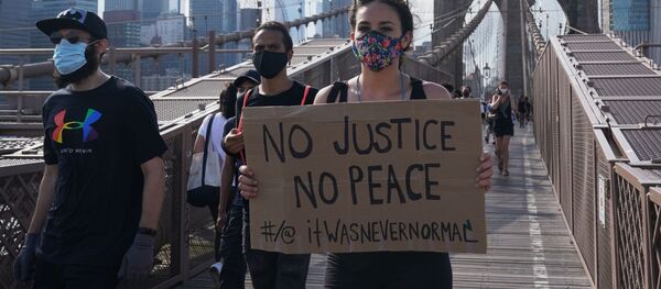 Участники протеста, вызванного смертью афроамериканца Джорджа Флойда, на одной из улиц Нью-Йорка - Sputnik 日本