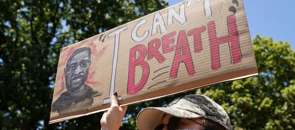 A woman holds up a sign near the White House to protest over the death in Minneapolis police custody of George Floyd in Washington, U.S., June 1, 2020 A woman holds up a sign near the White House to protest over the death in Minneapolis police custody of George Floyd in Washington, U.S., June 1, 2020 - Sputnik 日本