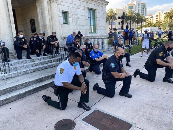 全米で抗議の怒り マイアミ、ニューヨークの警官らがデモ市民の前で片膝 全米で抗議の怒り マイアミ、ニューヨークの警官らがデモ市民の前で片膝 - Sputnik 日本