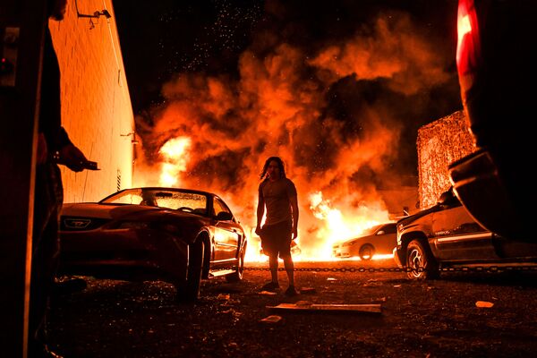 暴動で火災が発生した駐車場（米ミネソタ州、ミネアポリス） - Sputnik 日本