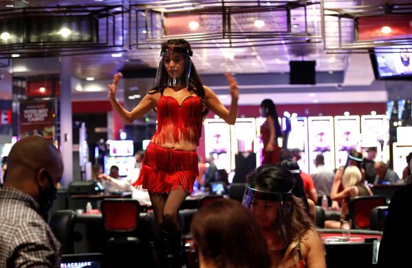 営業再開したカジノで、フェイスシールドを着けて踊るダンサー（米ネバダ州、ラスベガス） - Sputnik 日本