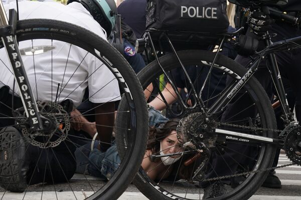 警察に拘束される抗議デモの参加者（米ニューヨーク州） - Sputnik 日本