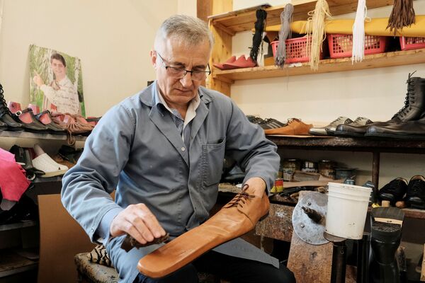ソーシャルディスタンス（社会的距離）を保つため、つま先の長い革靴を作る男性（ルーマニア、クルジュ＝ナポカ） - Sputnik 日本
