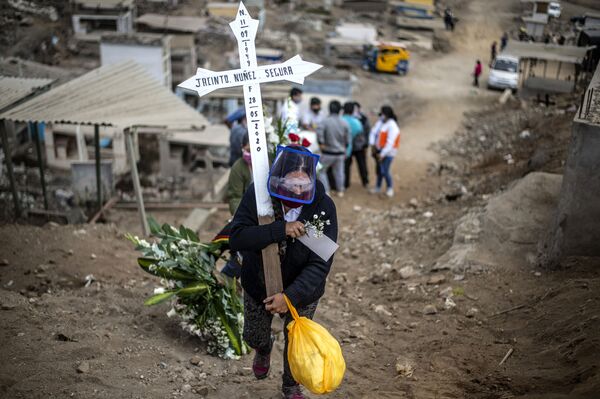  墓地に十字架を運ぶ、新型コロナウイルスに感染して亡くなった患者の遺族（ペルー、リマ） - Sputnik 日本