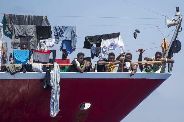 マルタ沖で漂流中、遊覧船の上で衣類を乾かす移民 - Sputnik 日本