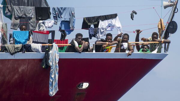 Мигранты сушат свою одежду на борту катера в 20 километрах от Мальты - Sputnik 日本
