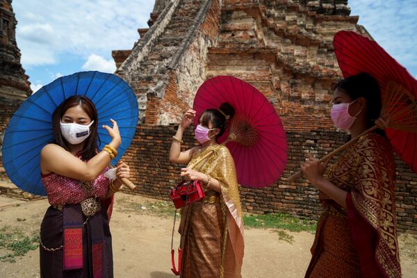 マスクに伝統服姿でアユタヤ歴史公園に訪れた女性たち（タイ、アユタヤ） - Sputnik 日本