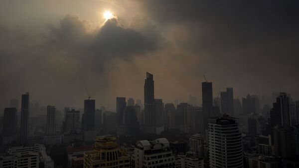Солнце пробивается сквозь смог в Бангкоке, Таиланд - Sputnik 日本