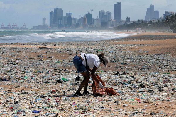 スリランカ首都コロンボにあるビーチで、ゴミ拾いをするボランティア（2020年6月5日撮影） - Sputnik 日本