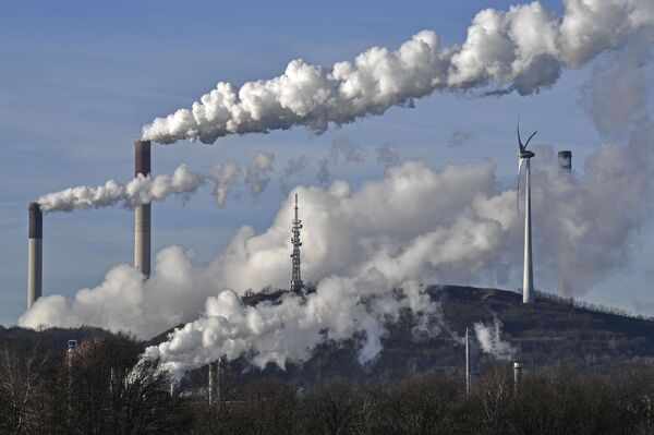 ドイツのゲルゼンキルヘンにある、風力発電所と隣接する石炭火力発電所とBP社の製油所（2020年1月16日撮影） - Sputnik 日本