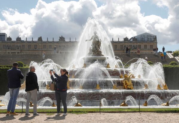 再開したヴェルサイユ宮殿のラトナの泉の前で写真を撮る来場客 - Sputnik 日本