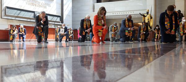 Спикер Палаты представителей США Нэнси Пелоси и сенатор США Чак Шумер на коленях во время минуты молчания в честь Джорджа Флойда, Вашингтон - Sputnik 日本