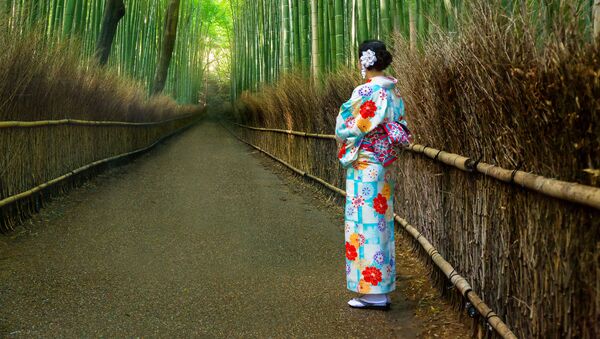 Девушка в кимоно в бамбуковом лесу в Японии  - Sputnik 日本
