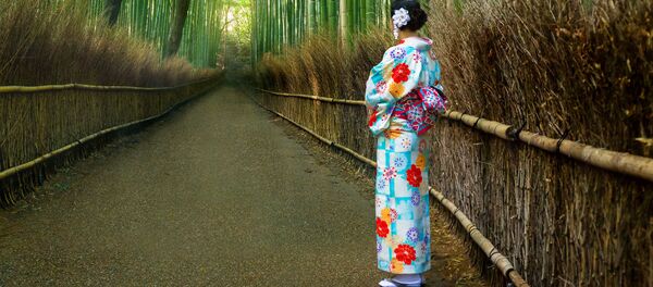 Девушка в кимоно в бамбуковом лесу в Японии  - Sputnik 日本