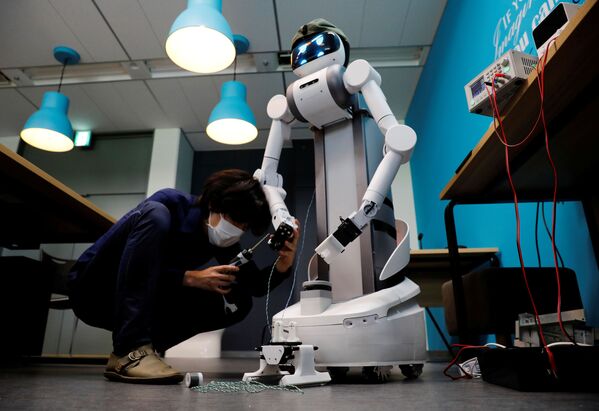 アバターロボット「ugo」の部品を行うMira Robotics株式会社の社員 - Sputnik 日本