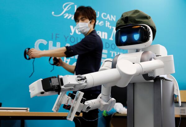 アバターロボット「ugo」を操作するMira Robotics株式会社代表取締役CEOの松井健氏　 - Sputnik 日本