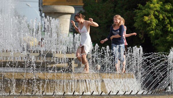 Девушки в жаркую погоду отдыхают у фонтана в Новосибирске - Sputnik 日本