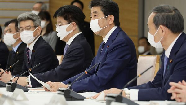 Премьер-министр Японии Синдзо Абэ и главный секретарь Кабинета министров Японии Есихидэ Суга в масках на совещании в Токио  - Sputnik 日本