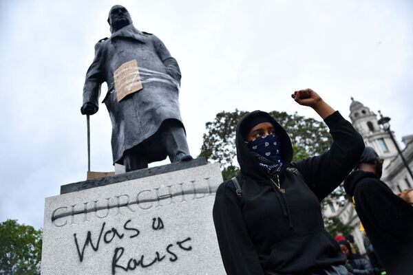 「差別主義者だった」と落書きされたウィンストン・チャーチルの像（英国、ロンドン） - Sputnik 日本