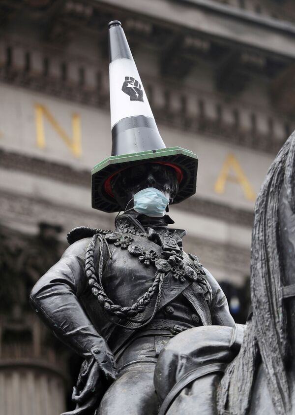 三角コーンとマスクが被せられたウェリントン公爵騎馬像（英国、ロンドン） - Sputnik 日本