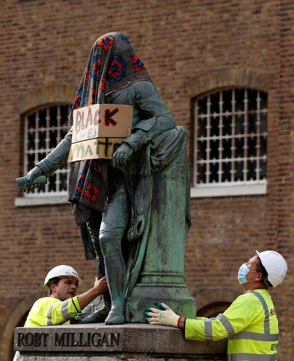 撤去される奴隷商人ロバート・ミリガンの像（英国、ロンドン） - Sputnik 日本