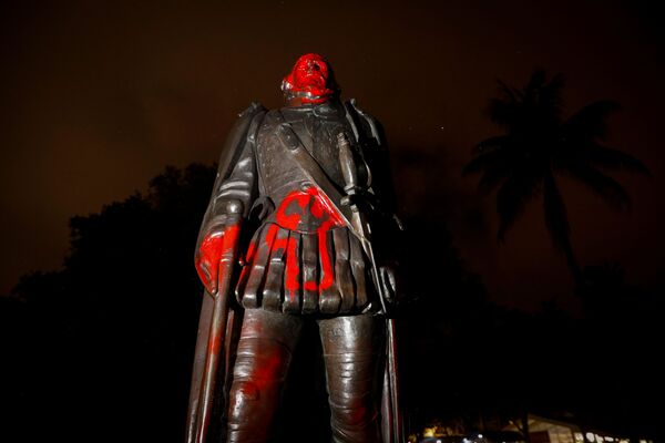 スプレーで赤く塗られたクリストファー・コロンブスの像（米フロリダ州、マイアミ） - Sputnik 日本