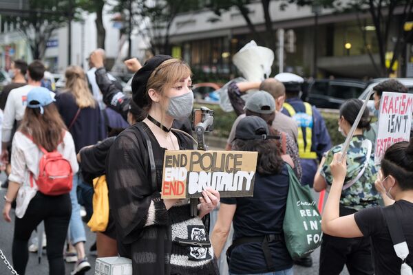 プラカードを持って「Black Lives Matter Tokyo」に参加する女性 - Sputnik 日本