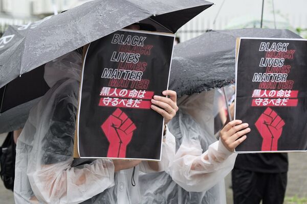 「Black Lives Matter」と書かれたプラカードを持って行進する参加者ら - Sputnik 日本