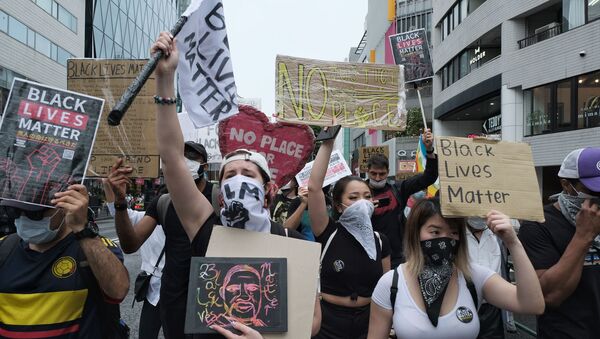 プラカードを掲げて行進する「Black Lives Matter Tokyo」の参加者ら - Sputnik 日本