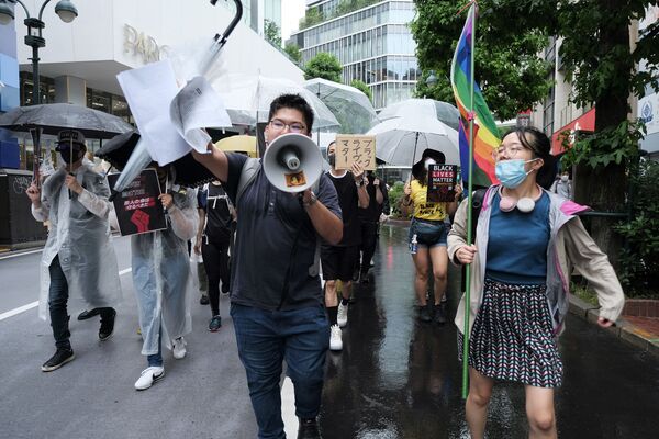 通りを行進する「Black Lives Matter Tokyo」の参加者ら - Sputnik 日本