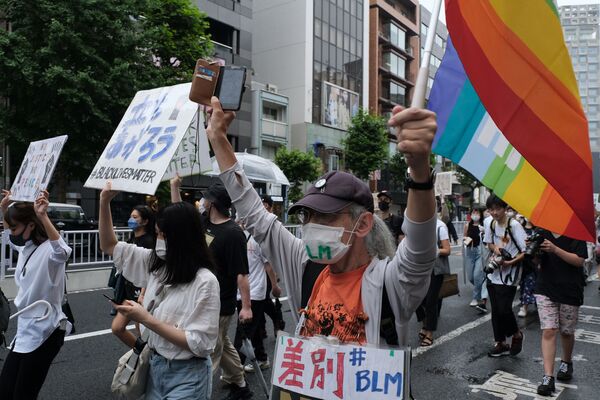 プラカードとレインボーフラッグをもって行進する「Black Lives Matter Tokyo」の参加者ら - Sputnik 日本