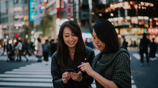 歩いてスマホを見ている女性（アーカイブ写真） - Sputnik 日本