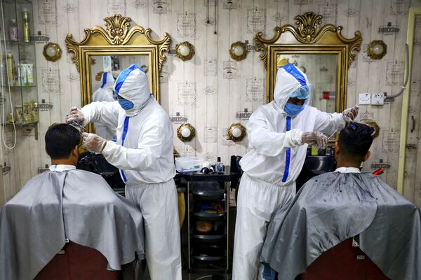 防護服を着てヘアカットをする理容師（バングラデシュ、ダッカ） - Sputnik 日本