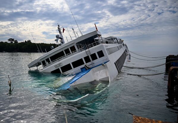 浸水して船体が傾いたフェリー（インドネシア、バリ島） - Sputnik 日本