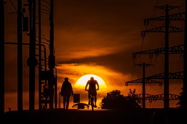 夕暮れの中自転車を漕ぐ男性（ロシア、モスクワ） - Sputnik 日本