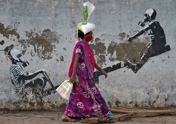 マスクをして通りを歩く女性（インド、ムンバイ） - Sputnik 日本