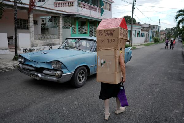 感染対策で体に段ボールをまとう女性（キューバ） - Sputnik 日本