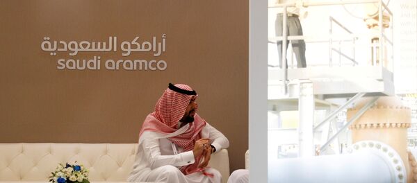 A Saudi Aramco employee sits in the area of its stand at the Middle East Petrotech 2016, an exhibition and conference for the refining and petrochemical industries, in Manama, Bahrain, September 27, 2016.  A Saudi Aramco employee sits in the area of its stand at the Middle East Petrotech 2016, an exhibition and conference for the refining and petrochemical industries, in Manama, Bahrain, September 27, 2016.  - Sputnik 日本
