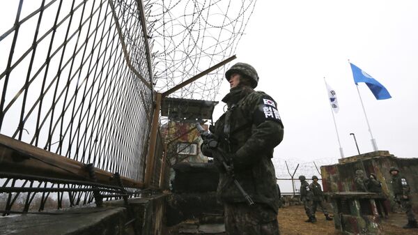Южнокорейский солдат у границы с КНДР  - Sputnik 日本