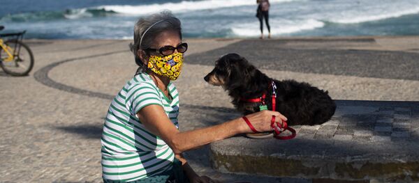 Женщина с собакой на пляже в Рио-де-Жанейро, Бразилия  - Sputnik 日本