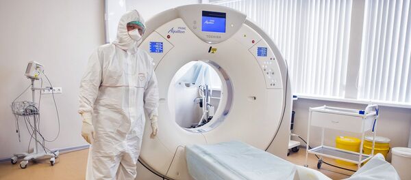 Врач в костюме биозащиты у аппарата КТ в центре им М.И. Сеченова Врач в костюме биозащиты у аппарата КТ в центре им М.И. Сеченова - Sputnik 日本
