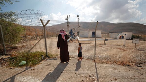 Палестинцы смотрят на водопроводные трубы на окупированном Израилем Западном берегу реки Иордан  - Sputnik 日本
