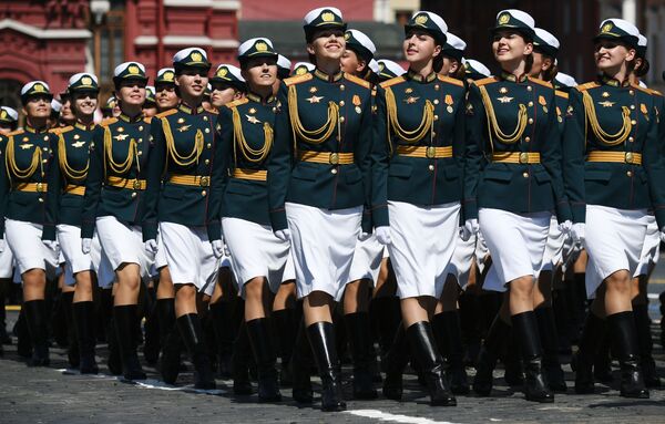 戦勝75周年記念軍事パレードで行進する女性兵士（ロシア、モスクワ） - Sputnik 日本