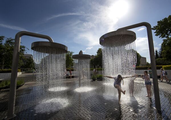 猛暑が続く中、公園で水遊びをする子どもたち（リトアニア、ビルニュス） - Sputnik 日本