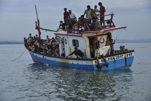 スマトラ島に到着したミャンマーの少数民族ロヒンギャの人々を乗せたボート（インドネシア） - Sputnik 日本