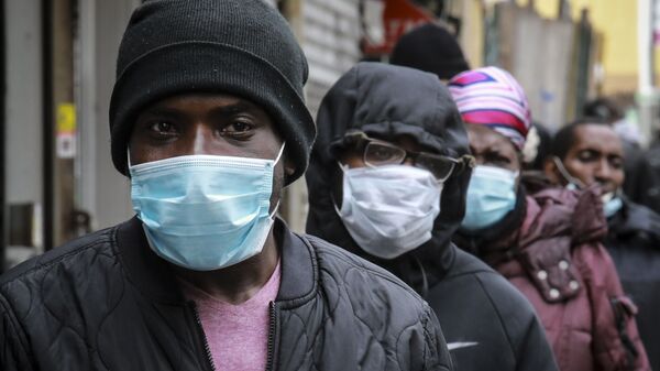 Темнокожие люди в медицинских масках в очереди за бесплатным питанием в Нью-Йорке - Sputnik 日本