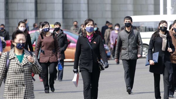 Прохожие в медицинских масках на одной из улиц Пхеньяна, Северная Корея - Sputnik 日本
