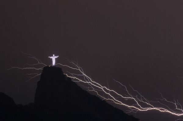 ブラジル、リオデジャネイロのコルコバードのキリスト像と雷（2014年1月14日撮影） - Sputnik 日本