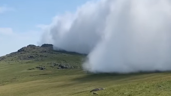 丘の上を這う巨大な雲が現る　英 - Sputnik 日本